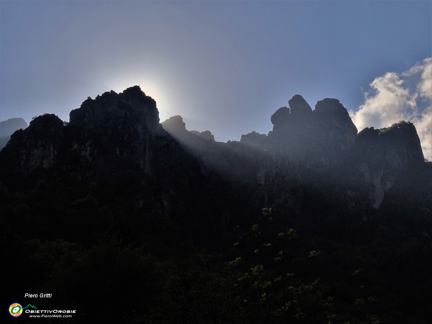 76 Il sole si abbassa sulle creste rocciose d'Alben.JPG